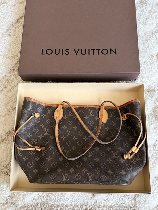 Louis Vuitton Handbags - RESERVED Louis vuitton monogram MM neverfull tote shoulder bag